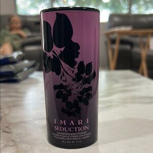 Imari shimmering body powder
